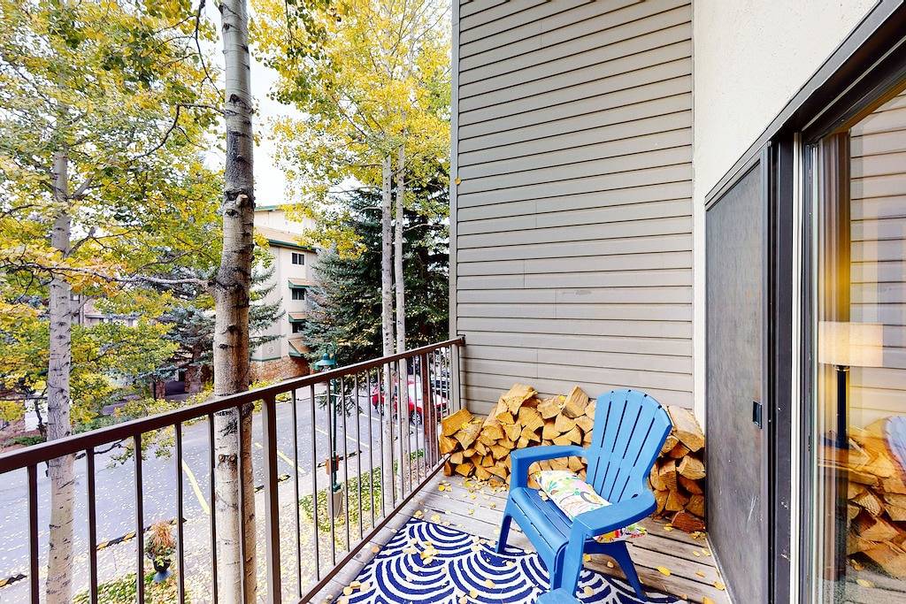 Ganze Wohnung, Beaver Creek West Condo with Heated Pool, 3 Hot Tubs & Shuttle to the Slopes in Avon, Beaver Creek