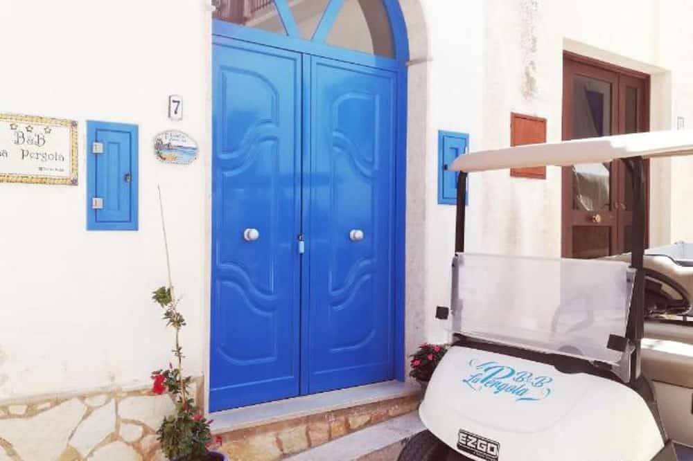 Entire apartment, Apartment 'Marettimo Con Vista Giardino' with Private Garden, Wi-Fi and Air Conditioning in Marettimo, Aegadian Islands