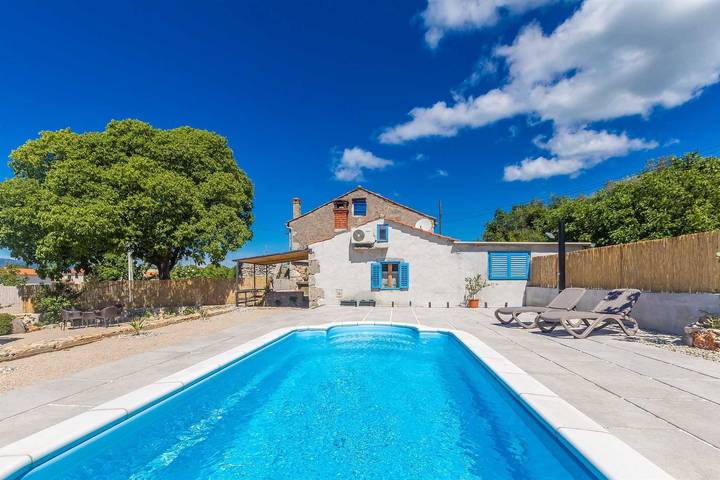 Ferienwohnung für 5 Personen, mit Balkon/Terrasse und Terrasse sowie Pool in Pinezici - 2