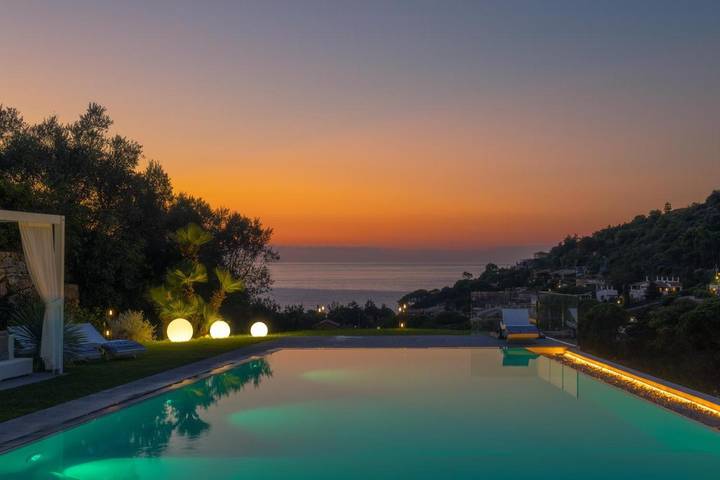 Casa vacanza per 10 persone, con giardino e idromassaggio nonché piscina in Nisporto