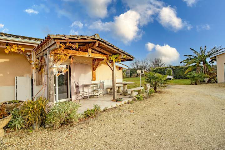 Escape to Les Pouges – Renovated House with Garden, Fast Wi-Fi, Barbecue in Saint-Avit-Saint-Nazaire, Libourne Området