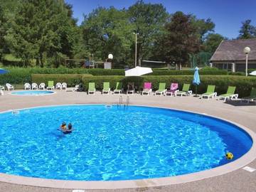Chalet pour 3 personnes, avec bassin pour enfant dans le Cantal