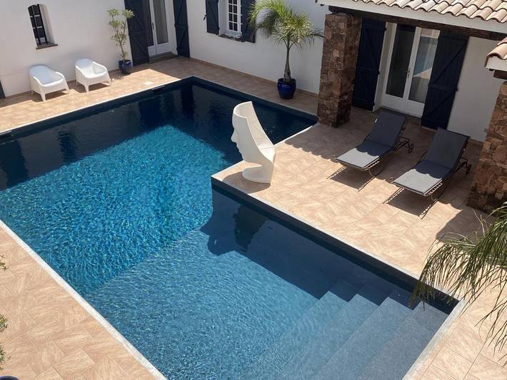 Location de vacances pour 4 personnes, avec jardin ainsi que vue et piscine à La Crau