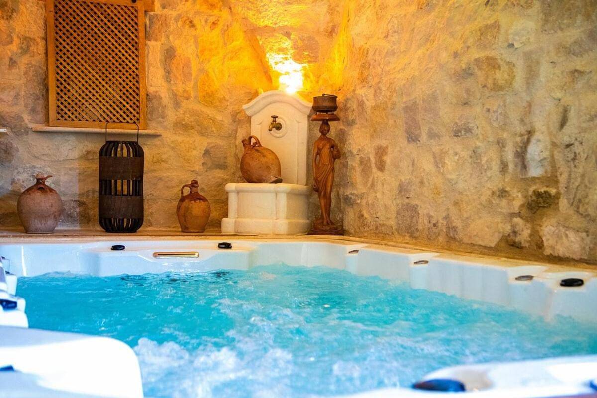 Appartement entier, La Fontaine Dorée - Jacuzzi, Piscine & Vue in Montlaux, Région de Forcalquier