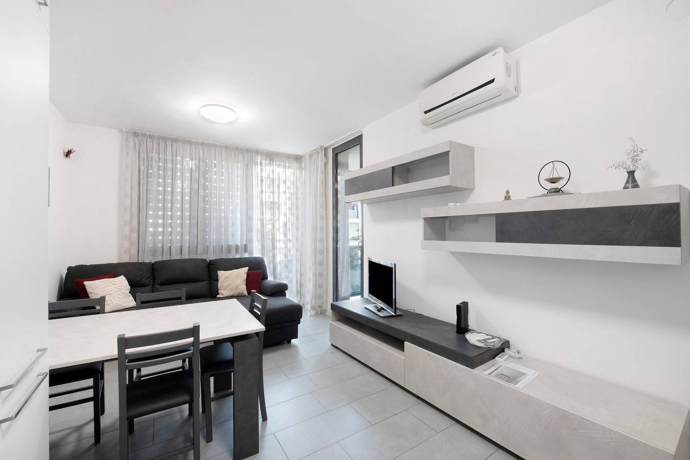 Entire apartment, Apartment 'Easy Como Stay Con Parcheggio' with Shared Terrace, Wi-Fi and Air Conditioning in Como, Lake Como