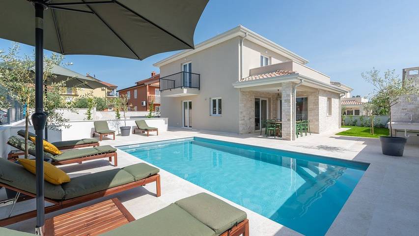 Villa für 10 Personen, mit Pool und Garten sowie Balkon in Umag
