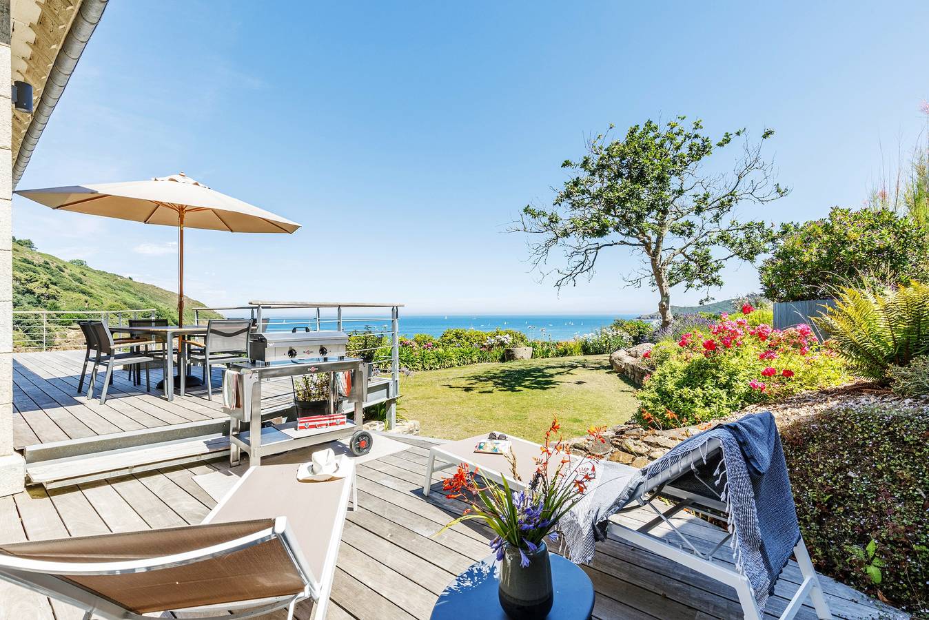 Villa Les Roches Mauves - vue mer, accès direct à la plage in Bréhec, Plouha