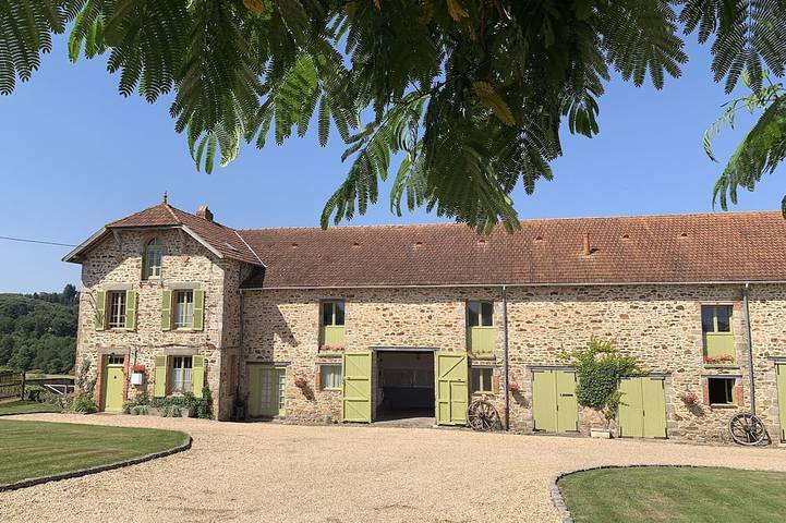Location de vacances pour 7 personnes, avec jardin, animaux acceptés à La Roche-l'Abeille