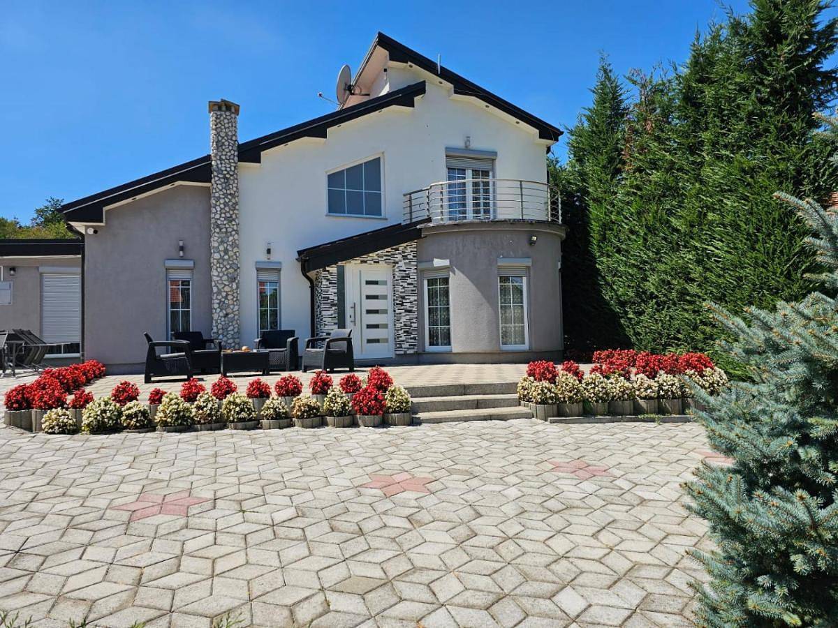 Amazing Villa with pool nearby Shtime - Ferizaj in Region Ferizaj