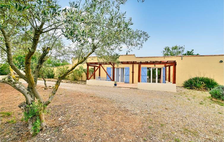 Gîte pour 8 personnes, avec terrasse ainsi que piscine et jardin à Aspiran