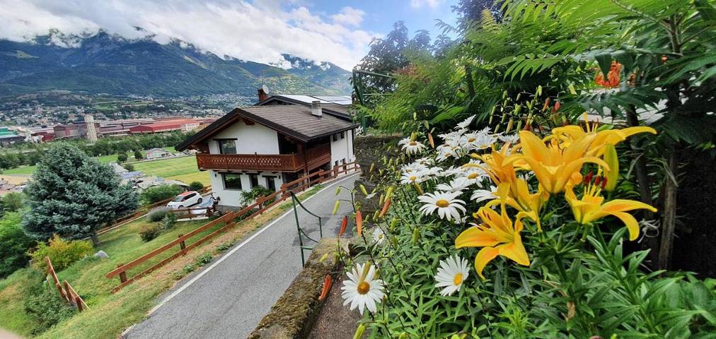 Chambre d’hôte pour 3 personnes, avec Balcon et Jacuzzi ainsi que Terrasse et Jardin dans Vallée d'Aoste
