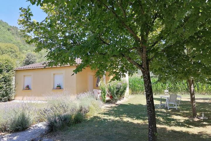 Location de vacances pour 4 personnes, avec terrasse et jardin dans Castels et Bézenac
