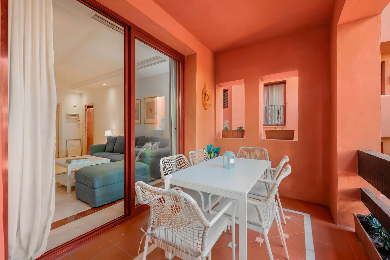 Apartamento inteiro, Apartamento 'Don Carlos Marbella Beach' com Piscina Partilhada, Wi-Fi e Ar Condicionado in Marbella Oriental, Marbella