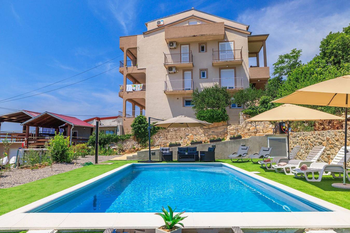 Ganze Wohnung, Komfortables Apartment nur 350 Meter zum Strand mit Meerblick, Pool, Aussendusche in Dramalj, Primorje-Gorski Kotar
