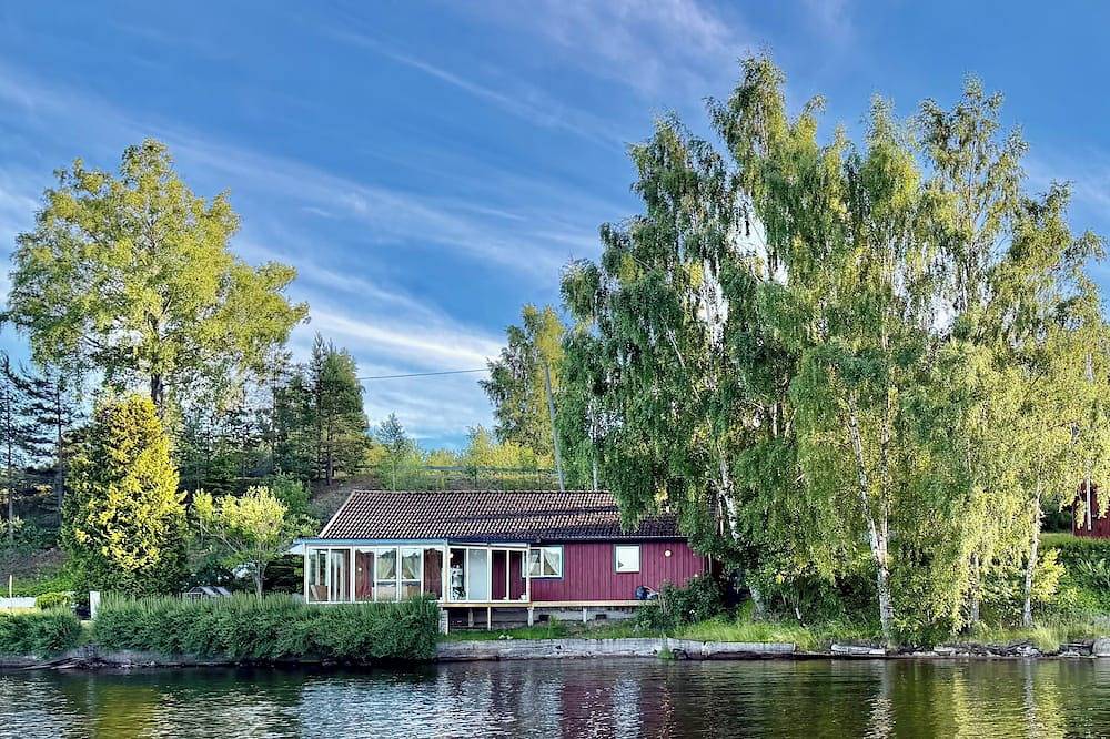 Waterfront house in Bengtsfors 2.5 km from stores and trailer ramp in Bengtsfors, Dalsland