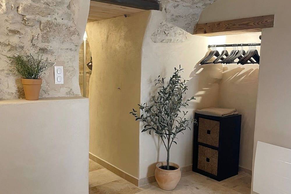 Appartement entier, Superbe appartement de plain-pied au cœur d'un village paisible. Proche d'Uzès. in Vallabrix, Région de Nîmes