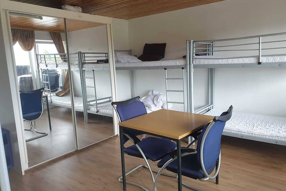 Appartement entier, 6-bed vacation apartment for employees with terrace in Ditzingen, Forêt Noire du Nord