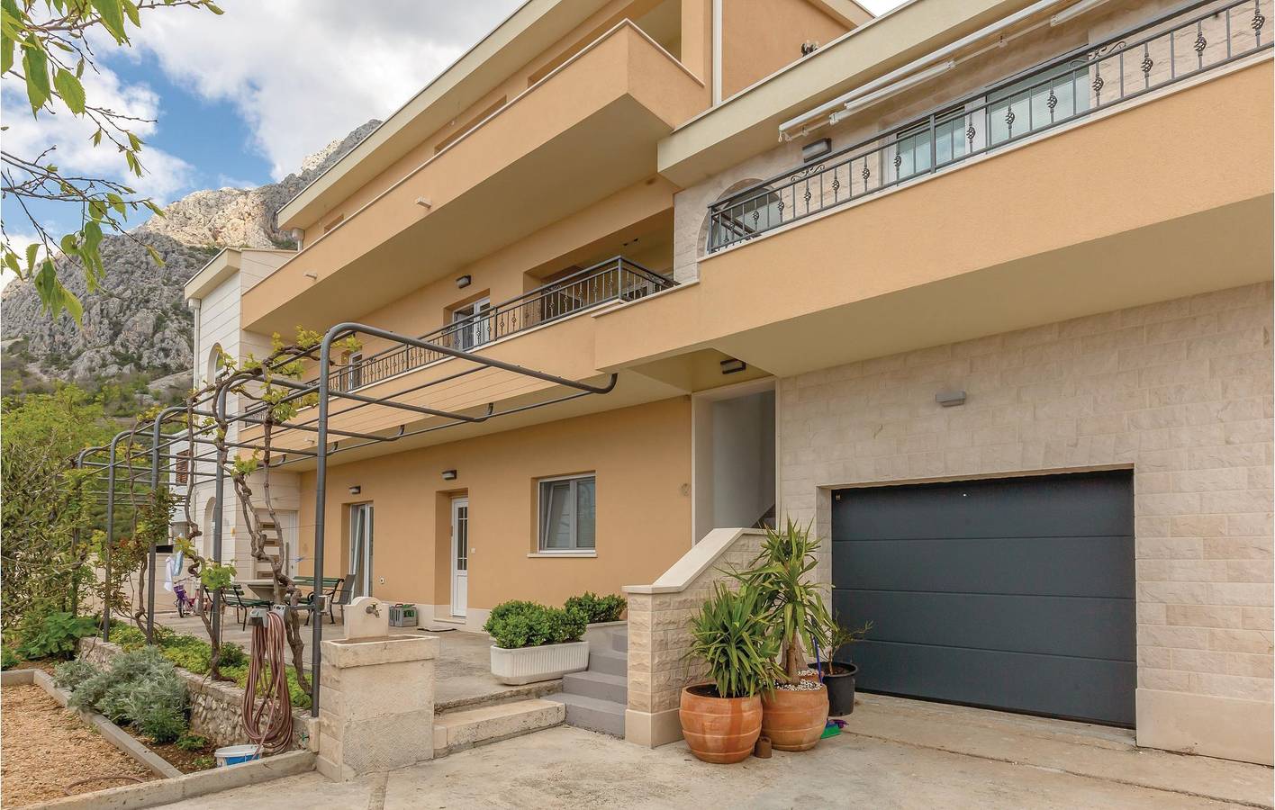 Ganze Ferienwohnung, Gemütliches Apartment mit Meerblick und Terrasse, in der Nähe des Stadtzentrums von Veliko Brdo in Veliko Brdo, Makarska