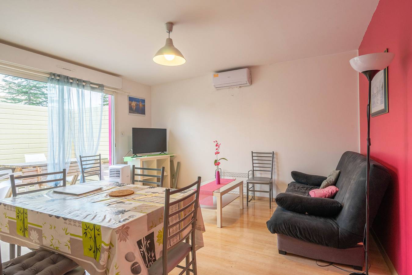 Entire apartment, Apartment 'Le Clos Du Champ De L'Amour - La Rochelle' with Pool, Wi-Fi and Air Conditioning in Saint-Simon-de-Bordes, Jonzac region