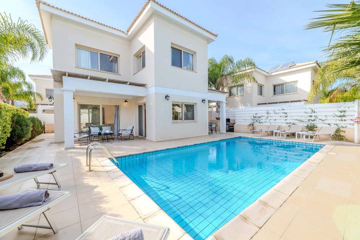 Villa for 6 people, with garden and balcony in Protaras