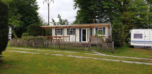Gîte pour 4 personnes, avec terrasse et piscine ainsi que vue et jardin à Neuvic