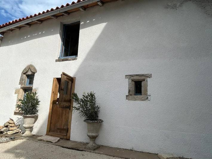 Location de vacances pour 2 personnes, avec vue ainsi que jardin et piscine à Nanteuil-en-Vallée - 3