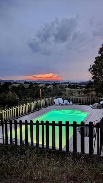 Gîte pour 16 personnes, avec vue et piscine ainsi que jardin et terrasse dans Trézioux