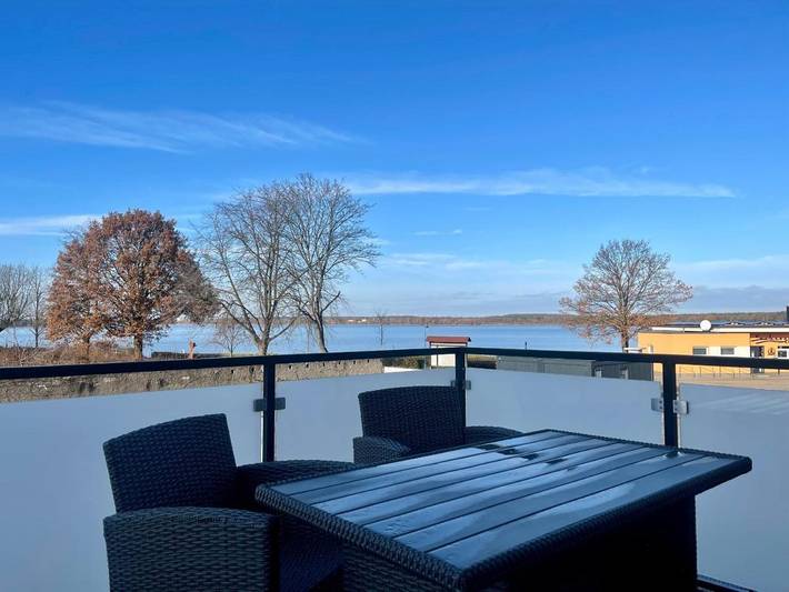 Ferienwohnung für 4 Personen, mit Balkon und Terrasse sowie Garten und Seeblick in Großkoschen