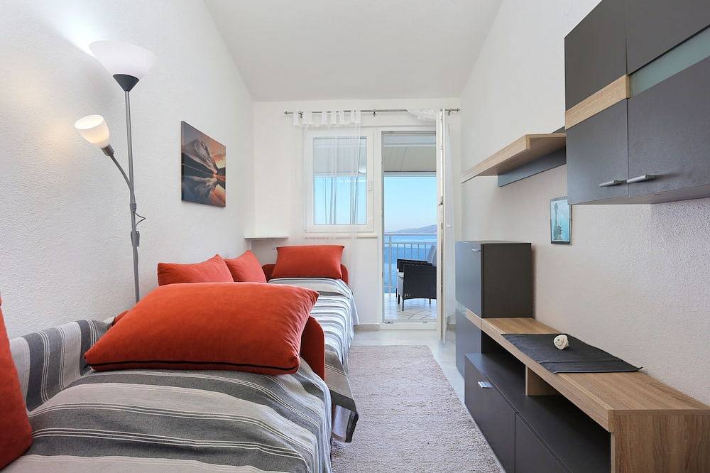 Ganze Wohnung, 2-Zimmer-Ferienwohnung am Strand Okrug Donji, Ciovo (A-19974-b) in Okrug Donji, Ciovo