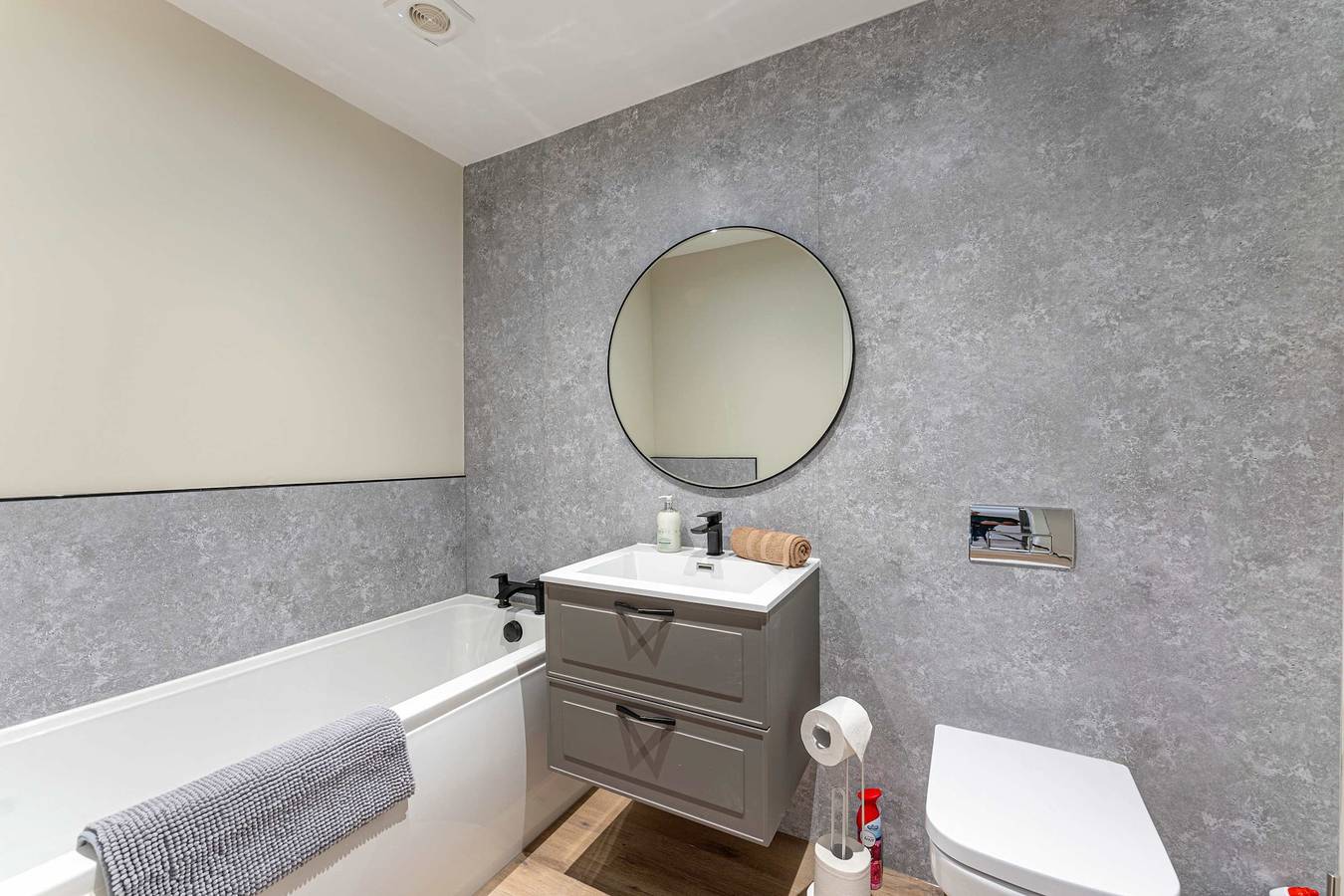 Entire apartment, Maple Apartments - Modern 2 Bed Apartment in Derby in Derby, East Midlands