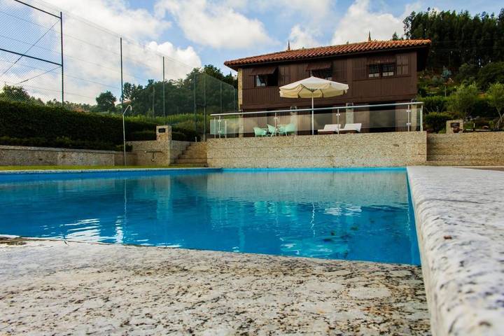 Cottage pour 2 personnes, avec vue sur le lac et vue ainsi que piscine et jardin dans Gonça