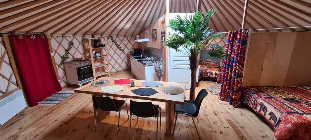 Location de vacances pour 8 personnes, avec jardin et vue à Les Martys - 2