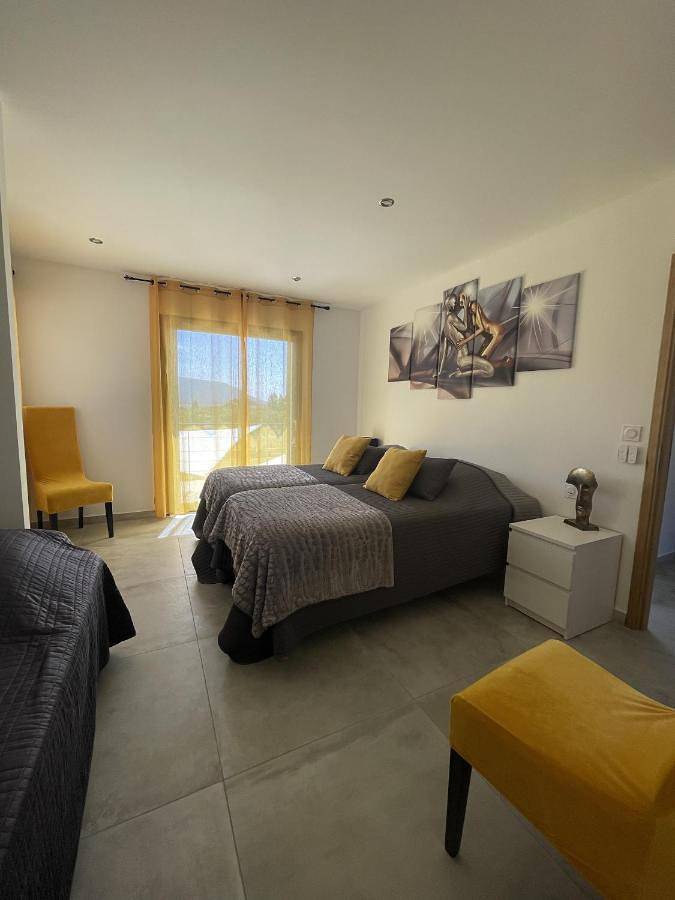 Chambre d’hôte pour 3 personnes, avec jardin et terrasse ainsi que piscine et vue à Cabrières-d'Avignon - 3