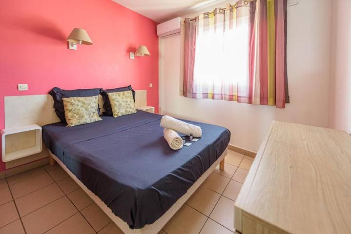 Gîte pour 4 personnes, avec vue et terrasse dans Plage des Roches Noires - 4