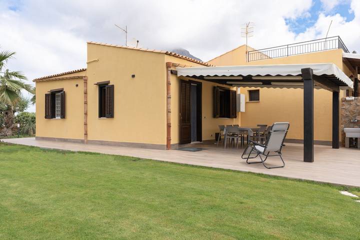 Villa "Summer Spritz" vicino alla spiaggia con vista sulle montagne, Wi-Fi in Cornino, Custonaci