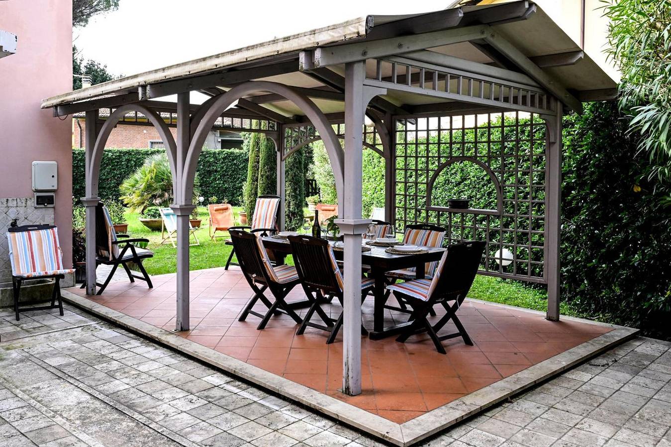 Entire apartment, Apartment 'Il Villino Di Monic' with Private Garden in Pisa, Italian Riviera