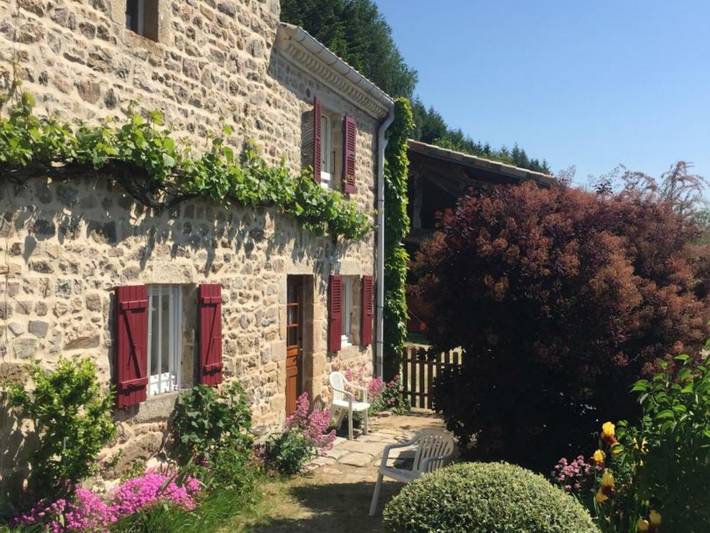 Gîte pour 4 personnes, avec jardin à Véranne