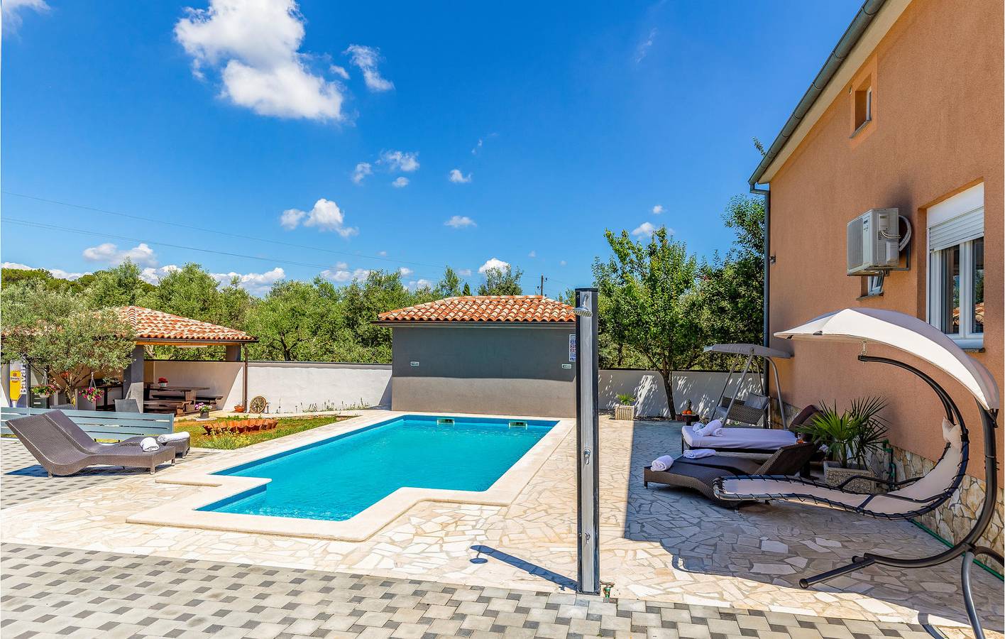 Ganze Ferienwohnung, Modernes 1-Zimmer-Apartment mit Pool, WLAN und Parkplatz in der Nähe des Stadtzentrums von Vintijan in Pula-Medulin, Pula