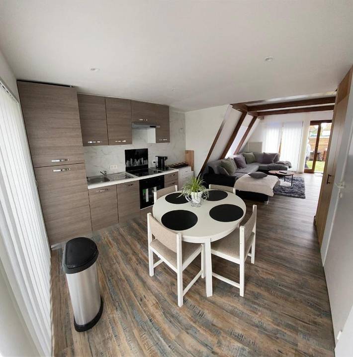 Camping pour 7 personnes, avec terrasse ainsi que piscine et jardin