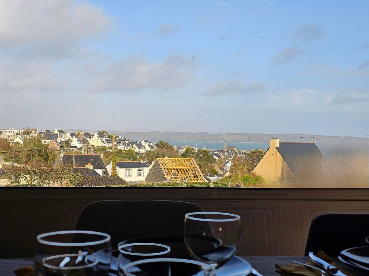 Haus auf den Höhen von Camaret mit Blick auf den Hafen in Camaret-sur-Mer, Iroise