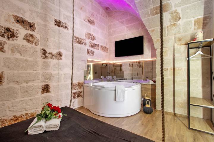 Entire apartment, Apartment 'Angelsuite' with Wi-Fi and Air Conditioning in Fasano, Salento