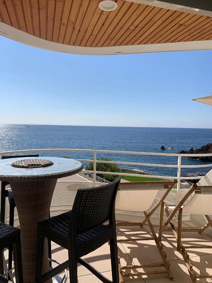 Appartement de vacances pour 4 personnes, avec vue et piscine ainsi que balcon et jardin