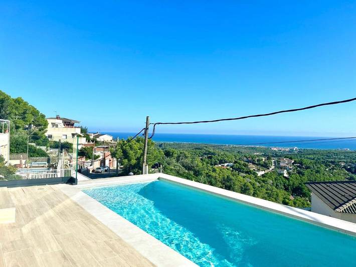 Casa rural para 10 personas, con vistas además de jardín y piscina en Cunit