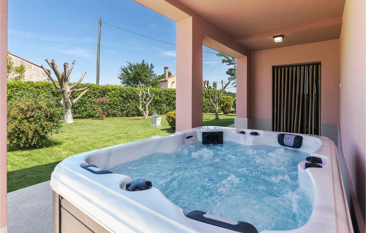 Appartement confortable de 2 chambres avec vue sur la mer, piscine et parking - À 1,5 km de la plage in Banjole, Côte Sud d'Istrie