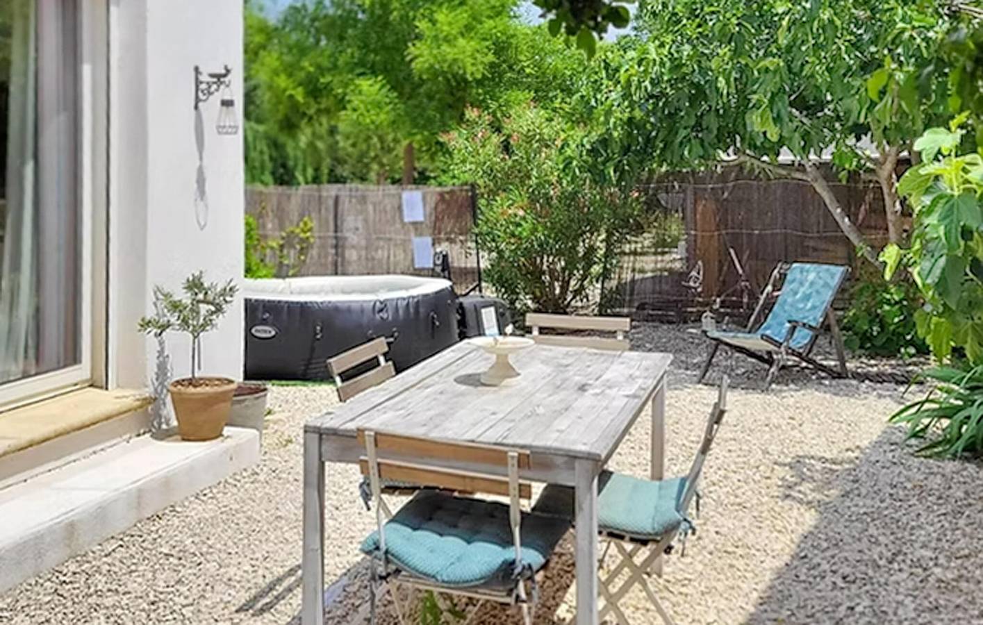 Modernes Apartment mit Pool, WiFi & AC in der Nähe von Le Saigon Restaurant in Mazan, Parc naturel régional du Mont-Ventoux