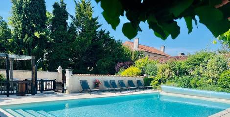 Gîte pour 2 personnes, avec bassin pour enfant et piscine ainsi que vue et jardin à Pillac