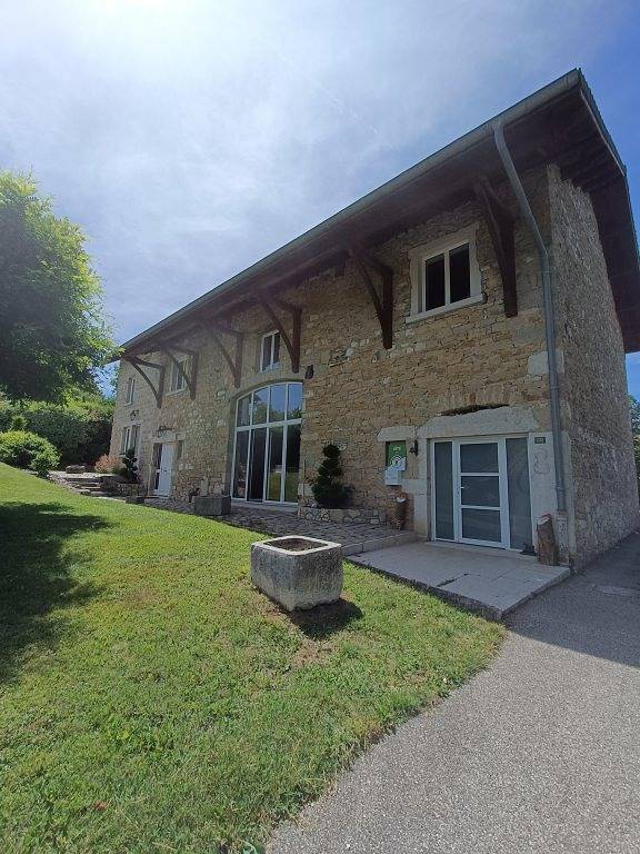 Gîte pour 8 personnes, avec terrasse ainsi que jardin et piscine dans l' Ain - 3