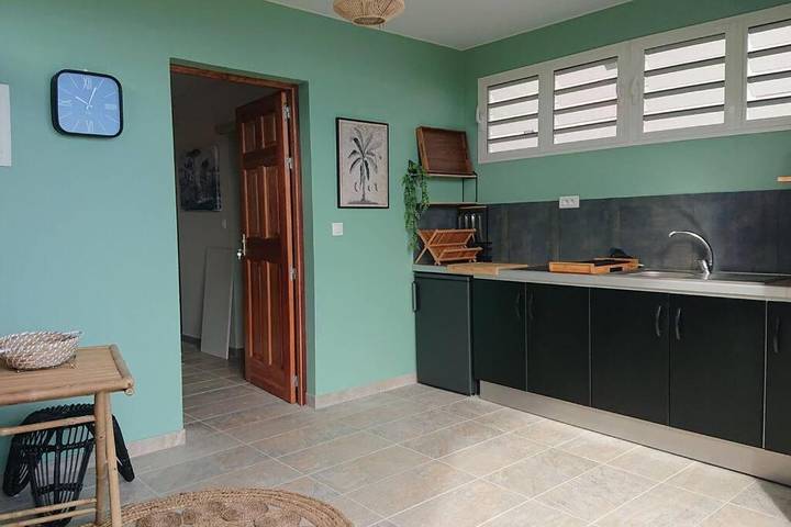 Location de vacances pour 2 personnes, avec vue ainsi que jardin et piscine, animaux acceptés dans Anse Mabouyas - 2