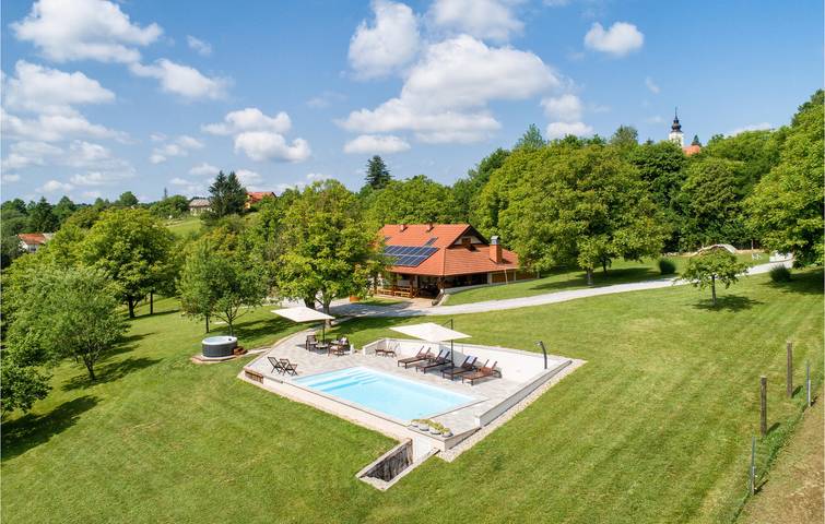 Ferienhaus für 12 Personen, mit Terrasse und Sauna sowie Ausblick