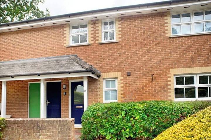Entire apartment, Wokingham - 2 Bedroom Maisonette - With Parking in Wokingham, Berkshire